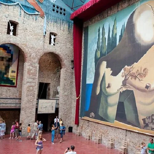 Dalí Theatre-Museum courtyard and wall artwork in Figueres