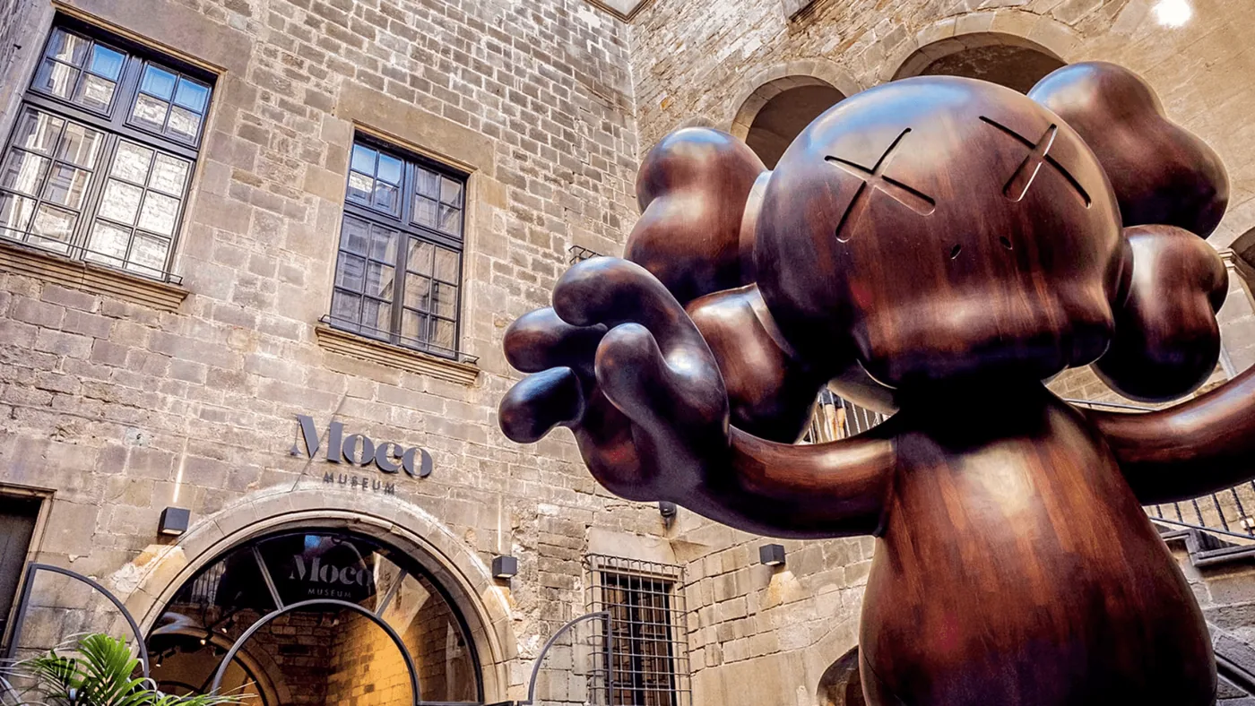 Sculpture and Moco Museum sign in the Barcelona courtyard