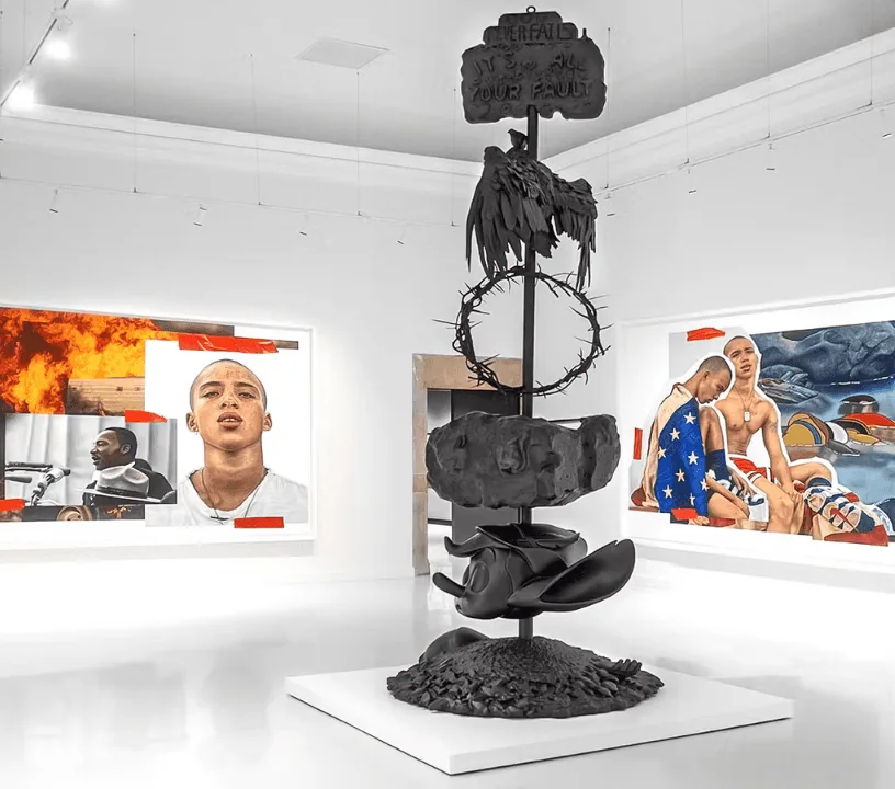 Black sculpture displayed in a Moco Museum Barcelona gallery