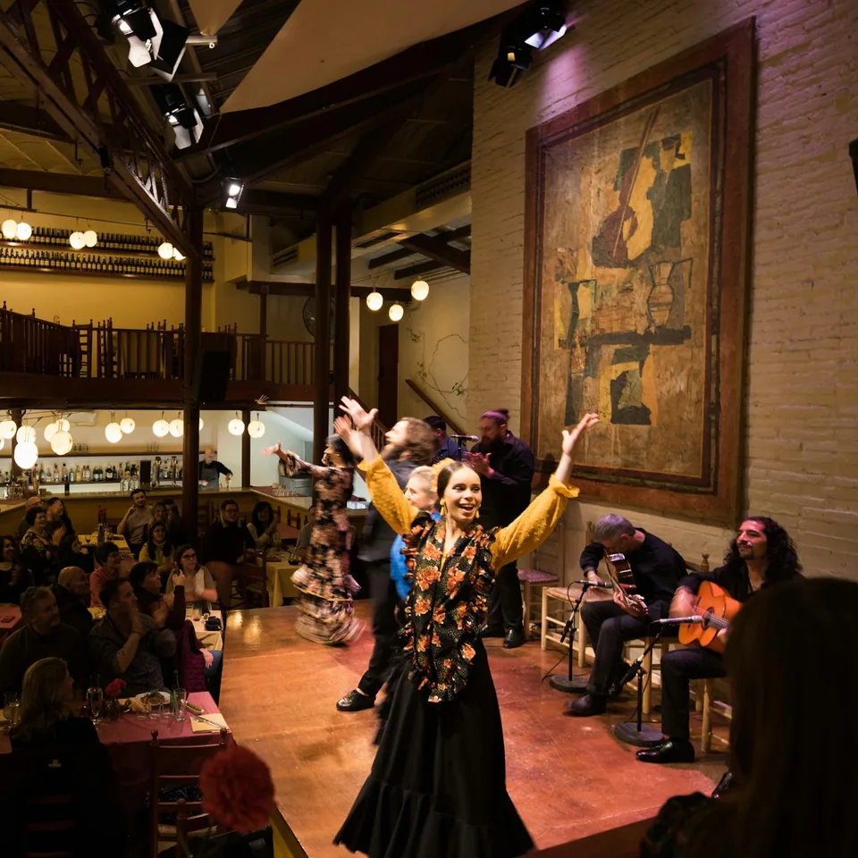 Bailarín actuando junto a los comensales del restaurante en el Tablao de Carmen